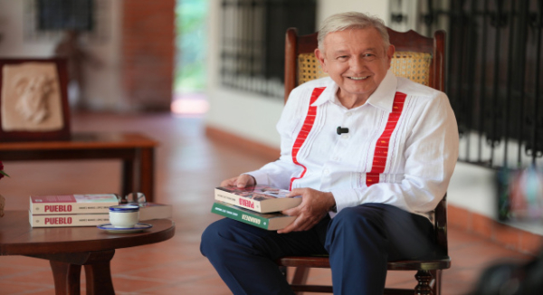 Andrés Manuel López Obrador reaparece en medio de su retiro en Chiapas y da a conocer su nuevo libro “Pueblo”