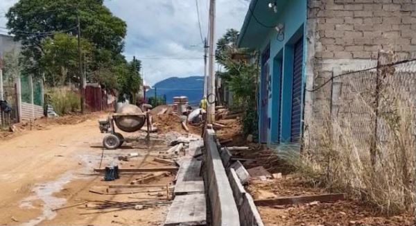 Ray Chagoya impulsa obras de pavimentación en Pueblo Nuevo