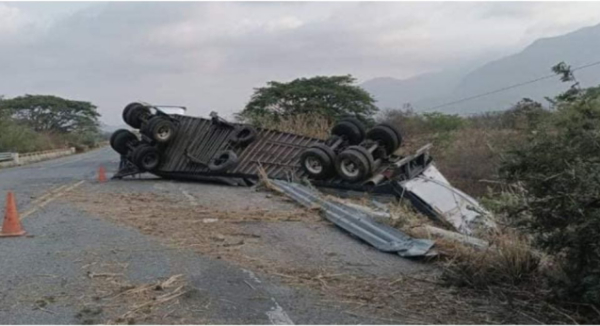 Mueren 3 migrantes embestidos por tráiler en carretera de Oaxaca