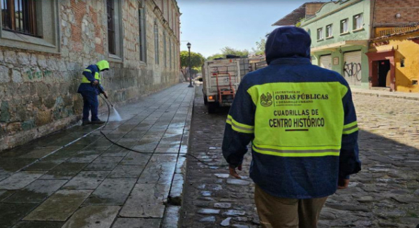 Gobierno Municipal mantiene acciones de limpieza, bacheo y mantenimiento urbano en Oaxaca de Juárez