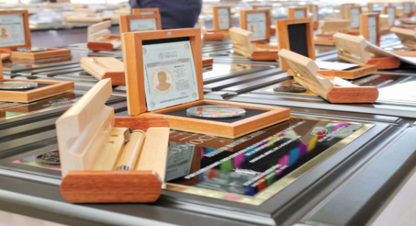 Entrega IEEPO medallas a docentes por 30 y 40 años de labor educativa