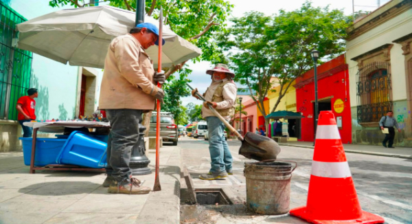 Retiran 18.6 toneladas de residuos del drenaje pluvial en el Centro Histórico de Oaxaca
