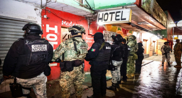 Fiscalía de Oaxaca y Gabinete de Seguridad realizan cateo en hotel capitalino, tras denuncia pública por trata de personas