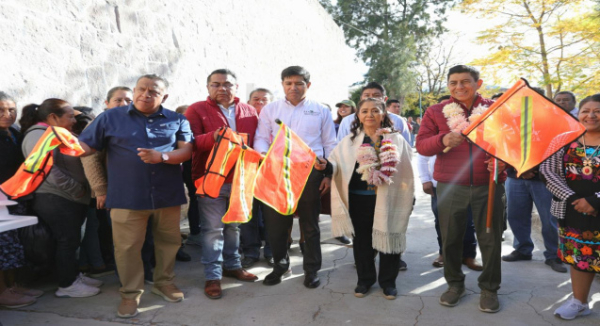 Entrega Salomón Jara obras de infraestructura social a San Pablo Villa de Mitla