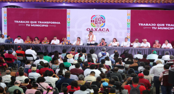 Con más de 8 mdp Salomón Jara apoya la educación en Asunción Ixtaltepec