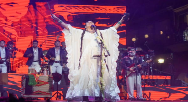 Enaltece Lila Downs cultura oaxaqueña en primer concierto masivo Guelaguetza 2025