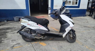 Policía Municipal asegura motocicleta con reporte de robo en San Martín Mexicapam