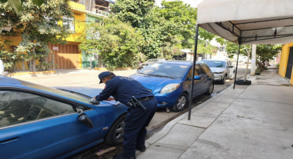 Dirección de Movilidad mantiene operativo para retirar vehículos en estado de abandono en Oaxaca de Juárez