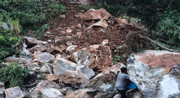 Protección Civil reporta derrumbe en camino hacia la presa Cerro de Oro en San Lucas Ojitlán