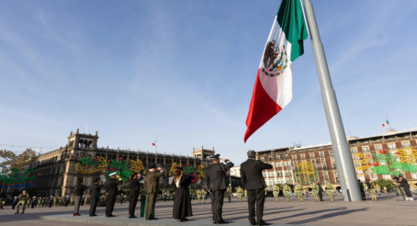 “Los recordamos con el corazón”: Presidenta Claudia Sheinbaum encabeza izamiento de bandera a media asta en memoria de las víctimas de los sismos de 1985 y 2017