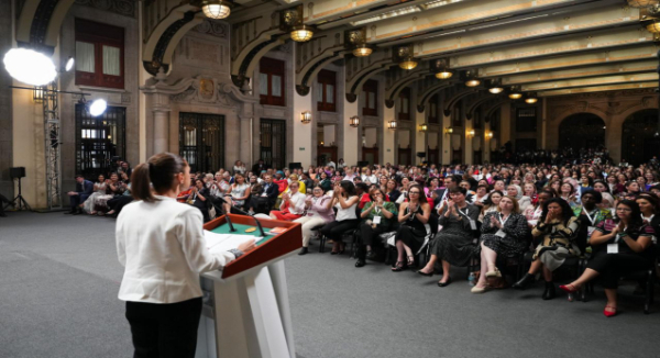 Sheinbaum propone redirigir inversión en armas hacia justicia y educación para niñas