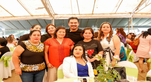 Ray Chagoya participa en festejo del Día de las Madres en Oaxaca de Juárez