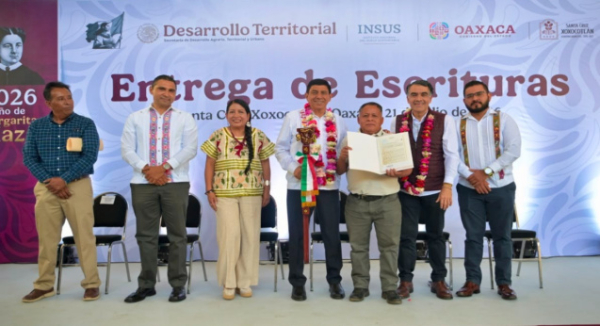 Entregan escrituras a 260 familias de Santa Cruz Xoxocotlán para brindar certeza jurídica a su patrimonio