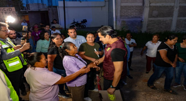 Ray Chagoya recorre colonia Insurgentes para atender necesidades vecinales