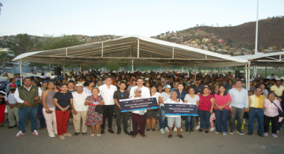 Entrega Ray Chagoya tinacos a familias de Santa Rosa Panzacola