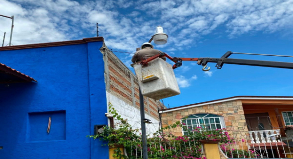 Refuerza Oaxaca de Juárez alumbrado público para fortalecer la seguridad en colonias y agencias