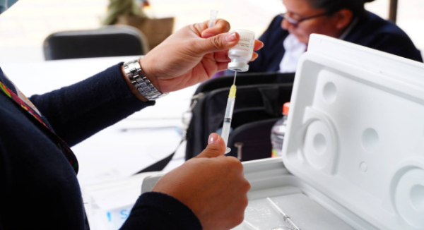 Instalan puestos de vacunación contra influenza y COVID-19 en Oaxaca de Juárez