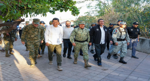 Recorre Salomón Jara calles de Juchitán de Zaragoza en donde sostiene un encuentro con la ciudadanía, reitera la protección del Estado