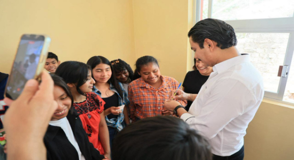 Ray Chagoya entrega nueva aula en la Secundaria Técnica No. 80 de Pueblo Nuevo
