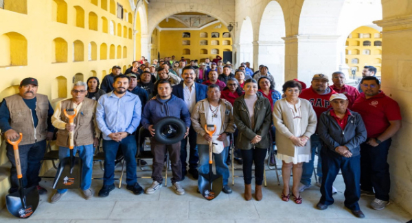 Ray Chagoya entrega herramientas a trabajadores del Panteón General