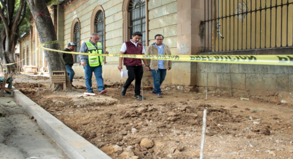 Ray Chagoya supervisa trabajos de conservación en el Panteón General de Oaxaca de Juárez