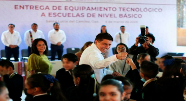 Equipa Salomón Jara con tecnología a 262 escuelas de Oaxaca de Juárez