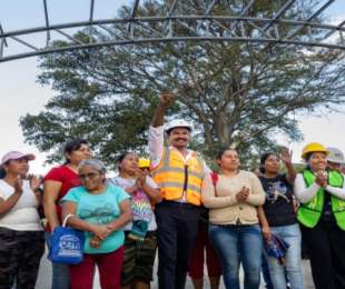Ray Chagoya supervisa construcción de techado en telesecundaria de Trinidad de Viguera