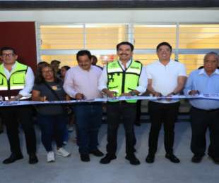 Ray Chagoya entrega nueva aula en primaria de Santa Rosa Panzacola