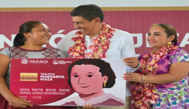 Entrega Salomón Jara apoyos de la Tarjeta Margarita Maza a 813 mujeres del Istmo