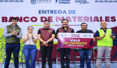 Ray Chagoya entrega Banco de Materiales en Lomas de Santa Rosa