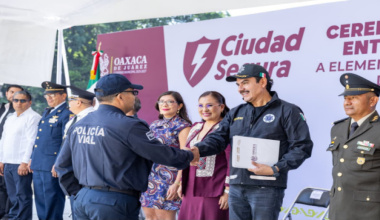 Ray Chagoya entrega ascensos y uniformes a elementos de la Policía Municipal de Oaxaca de Juárez