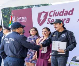 Ray Chagoya entrega ascensos y uniformes a elementos de la Policía Municipal de Oaxaca de Juárez