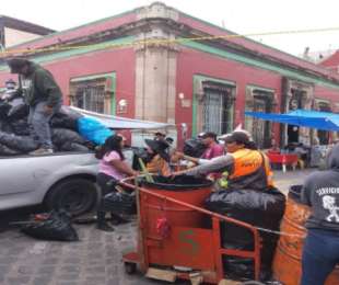 Refuerzan labores de limpieza en el Zócalo de Oaxaca de Juárez