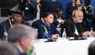 Claudia Sheinbaum propone en la IV Cumbre en Defensa de la Democracia, en Barcelona, destinar 10% del gasto mundial en armamento a un programa global de reforestación y rechaza la intervención militar en Cuba