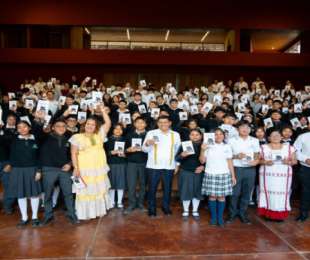 Comparte Salomón Jara la magia de la lectura con estudiantes de bachillerato