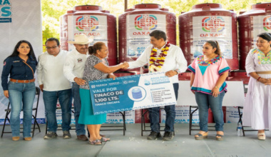Entrega Salomón Jara tinacos del programa “Agua para Todas y Todos” en Pochutla