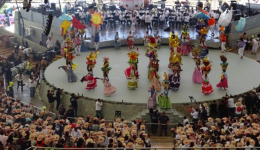 Ante un lleno total en el Auditorio Guelaguetza, comienza con éxito la Octava del Lunes del Cerro 2026