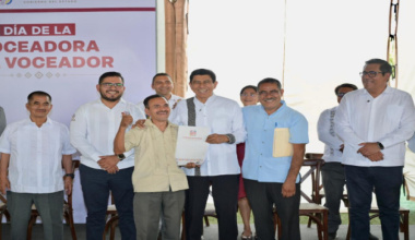 Entrega Salomón Jara Cruz beneficios a personas voceadoras de Oaxaca