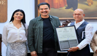 Cabildo de Oaxaca de Juárez otorga Distinción al Mérito Profesional a Carlos Roberto Aguilar Jiménez