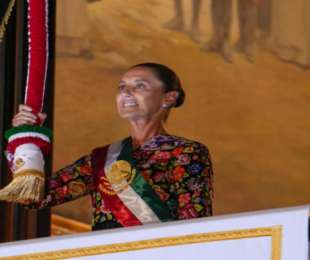 Claudia Sheinbaum porta en el Grito de Independencia vestido bordado por artesanas muxe de Juchitán
