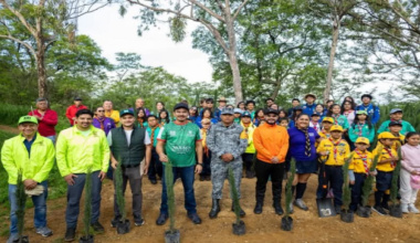 Ray Chagoya y ciudadanía participan en reforestación del Cerro del Fortín