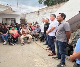 Jorge Villacaña escucha a colonos de Lomas de Santa Rosa