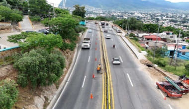 Rehabilitan muro separador de carriles en la carretera del Cerro del Fortín