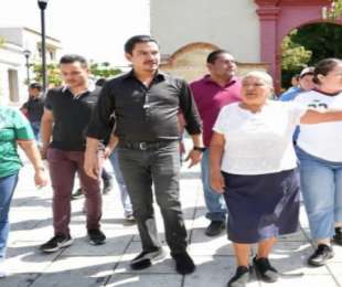 Ray Chagoya dialoga con vecinos y comerciantes durante recorrido por García Vigil y el Carmen Alto
