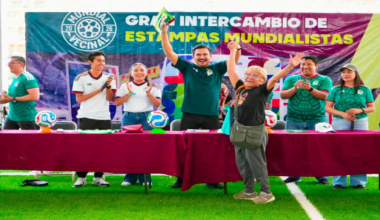 Ray Chagoya participa en intercambio de estampas del Mundial Social 2026 en Oaxaca de Juárez