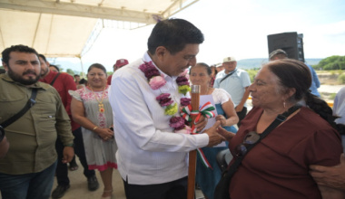 Inaugura Gobernador de Oaxaca puente vehicular en Mitla que mejora el desplazamiento de la población