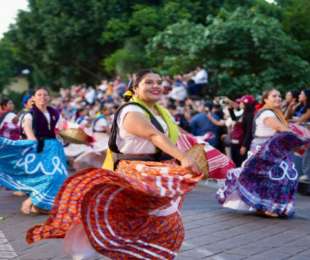 Algarabía, música, danza y tradición inundan las calles del Centro Histórico durante la primera Calenda de las Culturas