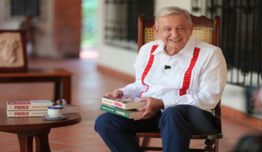 Andrés Manuel López Obrador reaparece en medio de su retiro en Chiapas y da a conocer su nuevo libro “Pueblo”