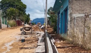Ray Chagoya impulsa obras de pavimentación en Pueblo Nuevo