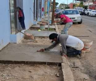 Banco de Materiales se traduce en mejoras para las banquetas del barrio de Jalatlaco